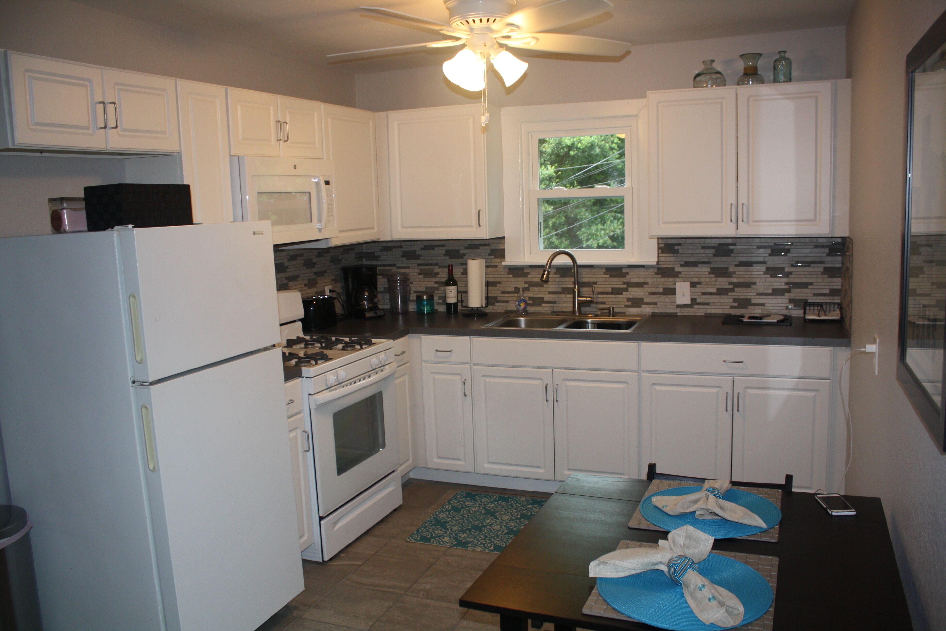 Spacious garage apartment in central historic Hyde Park 