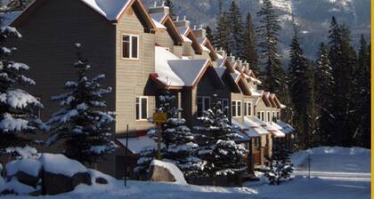 Fernie 2 Bed, 2 Bath Ski-in Eigentumswohnung auf HĂŒgel mit eigenem Whirlpool und Grill