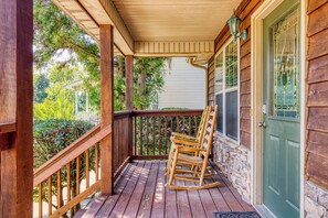 Cabin with a Pool Table in Pigeon Forge "Whispering River" - Covered entry deck - River View Rental-Gameroom-Only 1 Mile Off Main Parkway Pigeon Forge-Hot Tub and more (PIGEON FORGE)