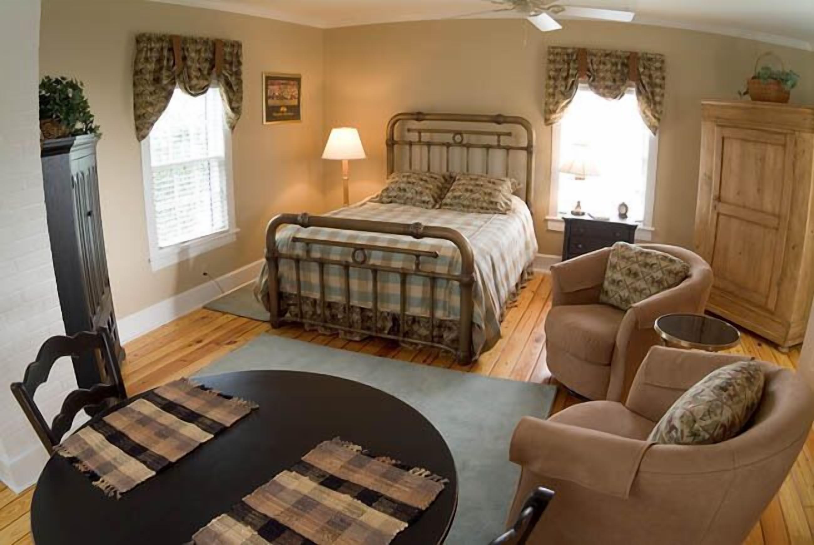 1856 Manor House on 600-Acre Working Horse/Cattle Estate