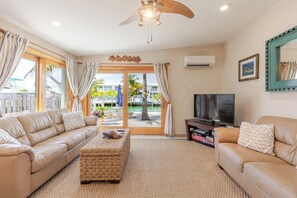 TV - Lazy Tortuga ground level 2bed/2bath half duplex with dockage & cabana club (Key Colony)