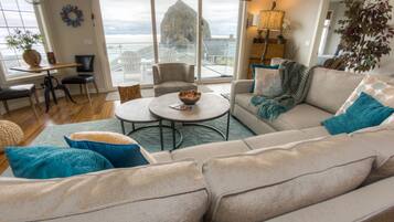 Smart TV, chimenea, reproductor de DVD, libros