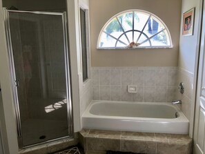 Ensemble baignoire-douche, séchoir à cheveux, serviettes fournies