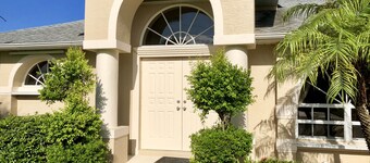 Prime location overlooking canal!