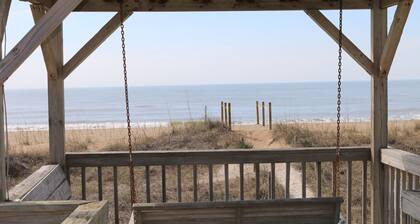 OAK ISLAND, NC-OCEANFRONT, SCREENED PORCH, GAZEBO W / SWING