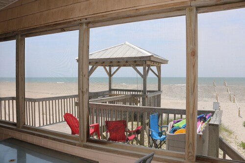 OAK ISLAND, NC-OCEANFRONT, SCREENED PORCH, GAZEBO W / SWING