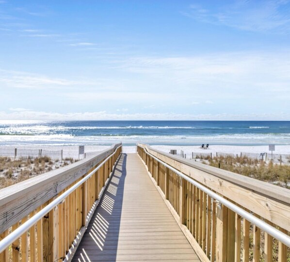 On the beach - July 26-August 2 Available! OCEANFRONT DESTIN - Beautifully remodeled #destinfl (Destin)