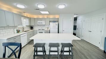 Kjøleskap, mikrobølgeovn, oppvaskmaskin og ismaskin