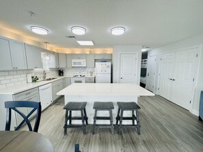 Fridge, microwave, dishwasher, ice maker - July 26-August 2 Available! OCEANFRONT DESTIN - Beautifully remodeled #destinfl (Destin)