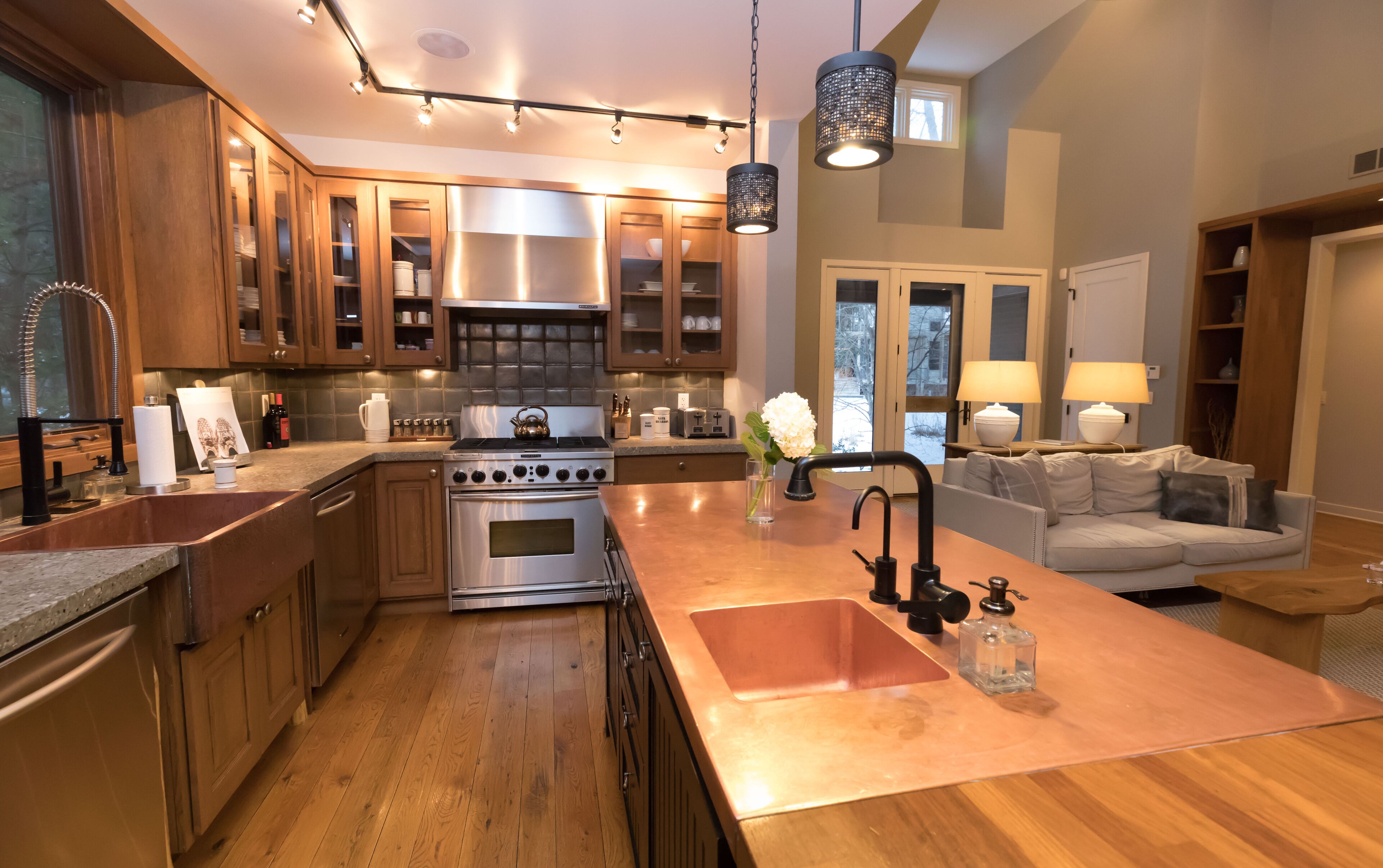 LUXURY HOUSE. HOT TUB. 4 FIREPLACES. 5 BEDROOMS. ALL ENSUITE FOR MAX PRIVACY.