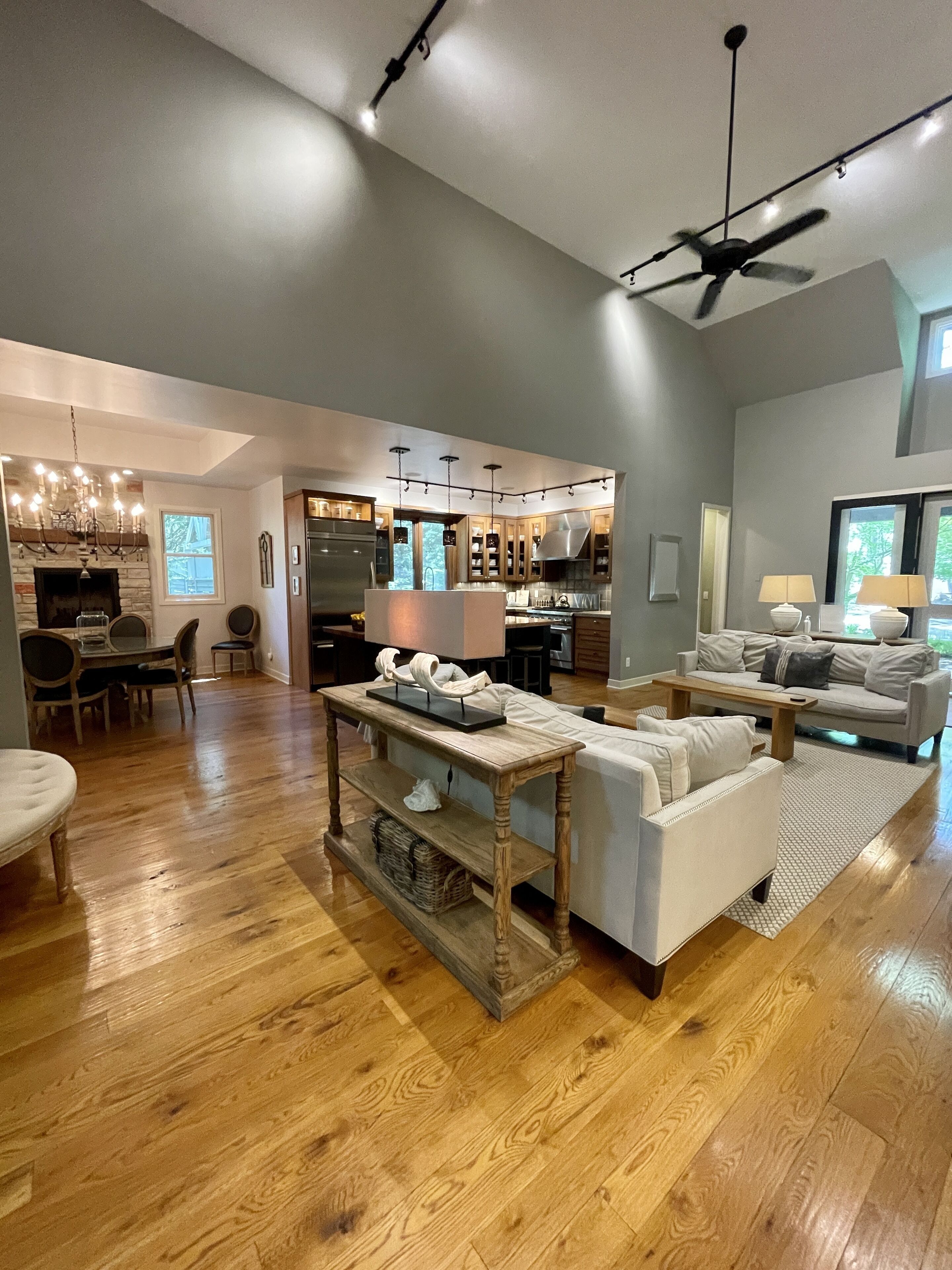 LUXURY HOUSE. HOT TUB. 4 FIREPLACES. 5 BEDROOMS. ALL ENSUITE FOR MAX PRIVACY.