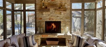  Stunning home w Assoc pool, private hot tub. Walk to lake, restaurants,brewery