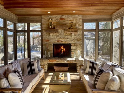 Striking home w Assoc pool, private hot tub. Walk to lake, restaurants,brewery