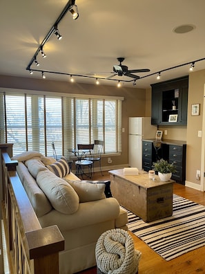 Smart TV, fireplace, DVD player, stereo