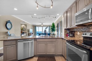 Køleskab, mikrobølgeovn, ovn, kogeplade