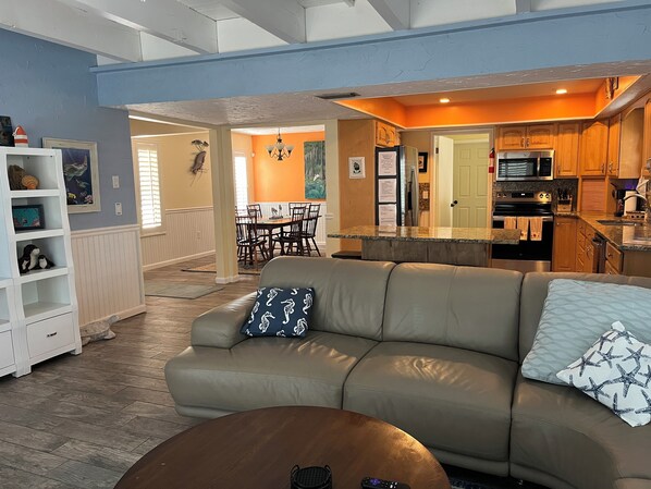 Smart TV, video games, DVD player, books - The Otter House - Wild views and direct access to King's Bay (Crystal River)