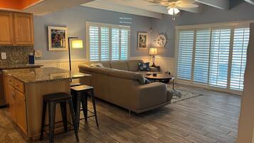 Smart-TV, Videospiele, DVD-Player, Bücher