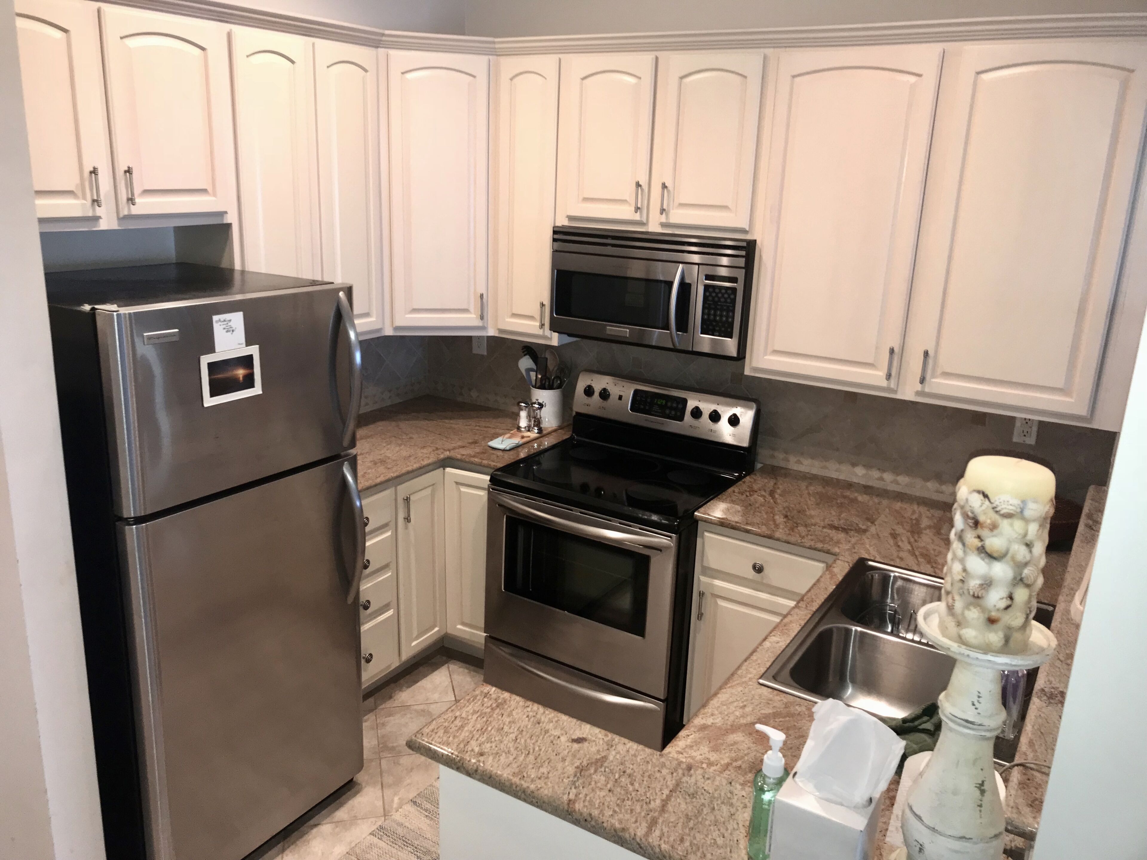 UPSCALE 3 BR unit with OCEANFRONT views from each room- sleeps 9 comfortably