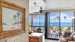 Smart-tv, dvd-afspiller, bøger, stereoanlæg