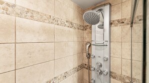 Douche, sèche-cheveux, serviettes fournies