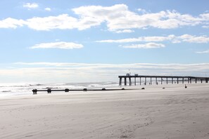 Una playa cerca, sillas reclinables de playa, toallas de playa