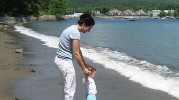 Chaises longues, serviettes de plage