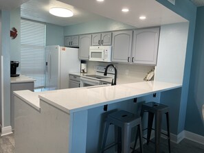 Fridge, microwave, oven, stovetop - Directly on Panama City Beach! 5 STAR, Property, bring your dog!
(Panama City Beach)