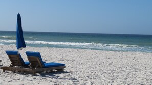 En la playa y camastros 