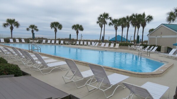 Alberca al aire libre y alberca climatizada