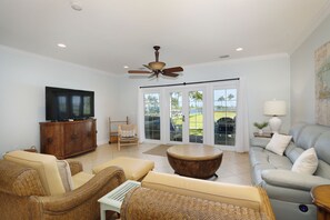 TV - Waterfront luxury Villa (34) with sunset views and boat slip (Marathon)