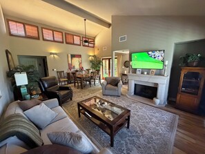 Smart TV, chimenea, reproductor de DVD y libros