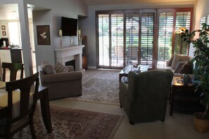 Smart-TV, Kamin, DVD-Player, Bücher