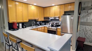 Frigorifero, microonde, forno, piano cottura