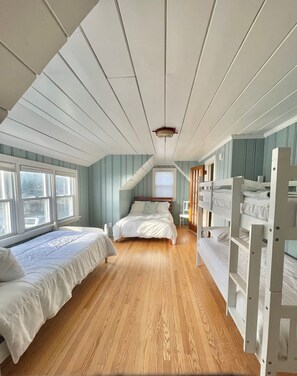 4 bedrooms, iron/ironing board, WiFi, bed sheets