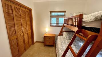 3 makuuhuonetta, työpöytä, silitysrauta/-lauta, ilmainen Wi-Fi