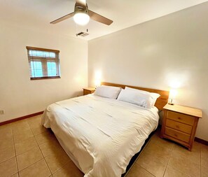 3 室のベッドルーム、デスク、アイロン / アイロン台、旅行用ベビーベッド