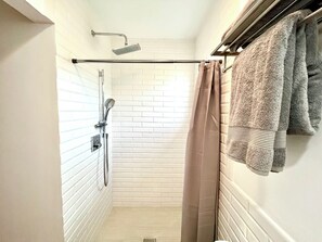 Dusche, Haartrockner, Handtücher, Seife