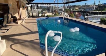 Piscina climatizada / Frente al agua / Canal / Muelle / Acceso al Golfo, Casa privada y soleada