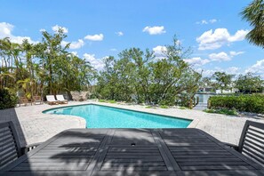 A heated pool - Perfect Anna Maria. Dock on Canal.
 3 blocks to sugar sand beach. Heated pool. (Anna Maria)