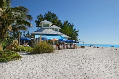 Perfect Anna Maria. Dock on Canal.
3 blocks to sugar sand beach. Heated pool.
