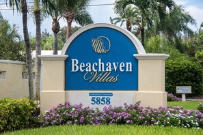 Segnaletica per Beachaven Villas, un complesso condominiale, con il numero 5858 indicato.