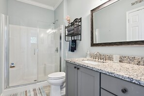 Ensemble douche/baignoire, sèche-cheveux, serviettes fournies, savon