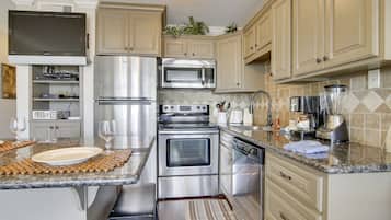 Geladeira, micro-ondas, fogão, cooktop