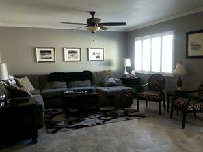 Smart TV, DVD player - North Central Phoenix - Two Master Stes. 1500 Sf Newly Remodeled, Peaceful!! (Phoenix)