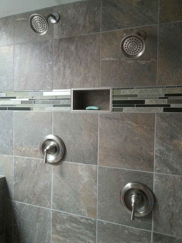 Ensemble douche/baignoire, sèche-cheveux, serviettes fournies, savon