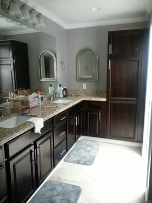 Combined shower/bathtub, hair dryer, towels, soap