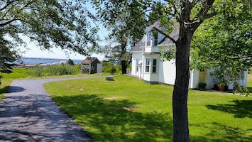 Beautiful Atlantic Ocean Home, stroll on the 3 acres
