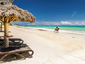 Am Strand, Liegestühle, Strandtücher