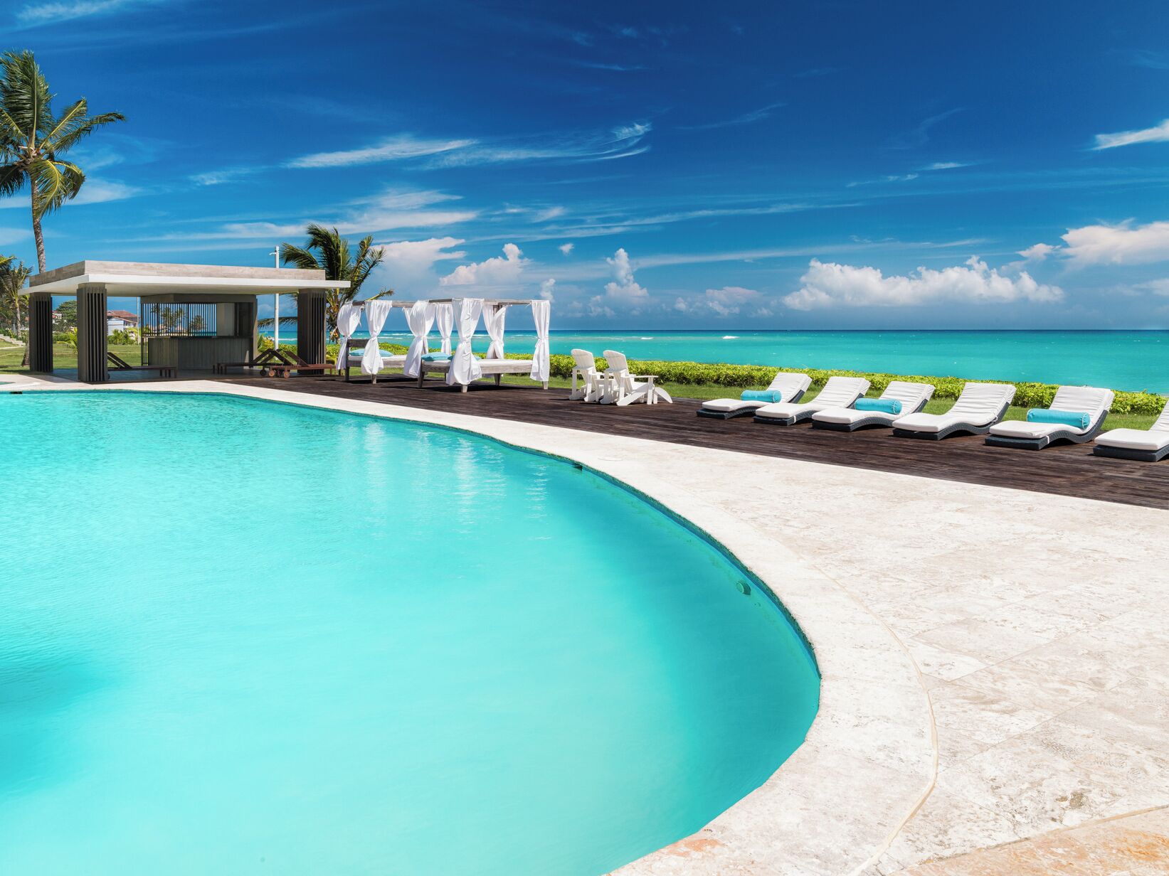 Utendørsbasseng og et evighetsbasseng