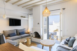Smart TV, chimenea, libros y estéreo 